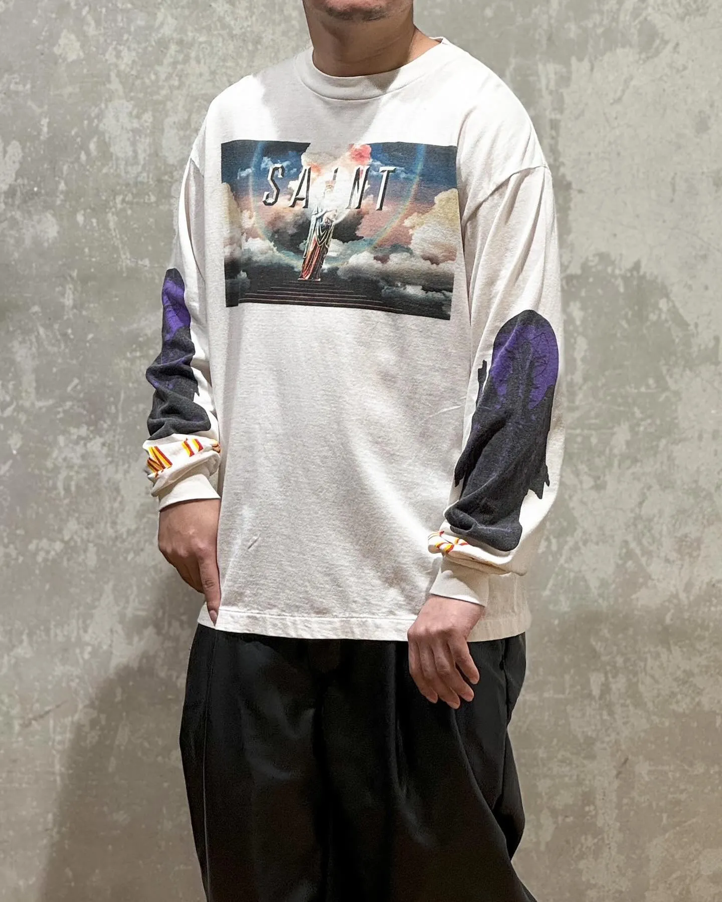 SAINT Mxxxxxx SAINT PICTURES L/S TEE/WHITE Columbia Pictures SAINT Goddess Long Sleeve Off-White S-XL Pays tribute to the Columbia Pictures Title Goddess. Full of fun. Ready-made clothes are washed. The texture is soaring. Authentic level printing is restored. Look for cylindrical seamless fabrics. It is almost meaningless if it is not a cylindrical fabric.